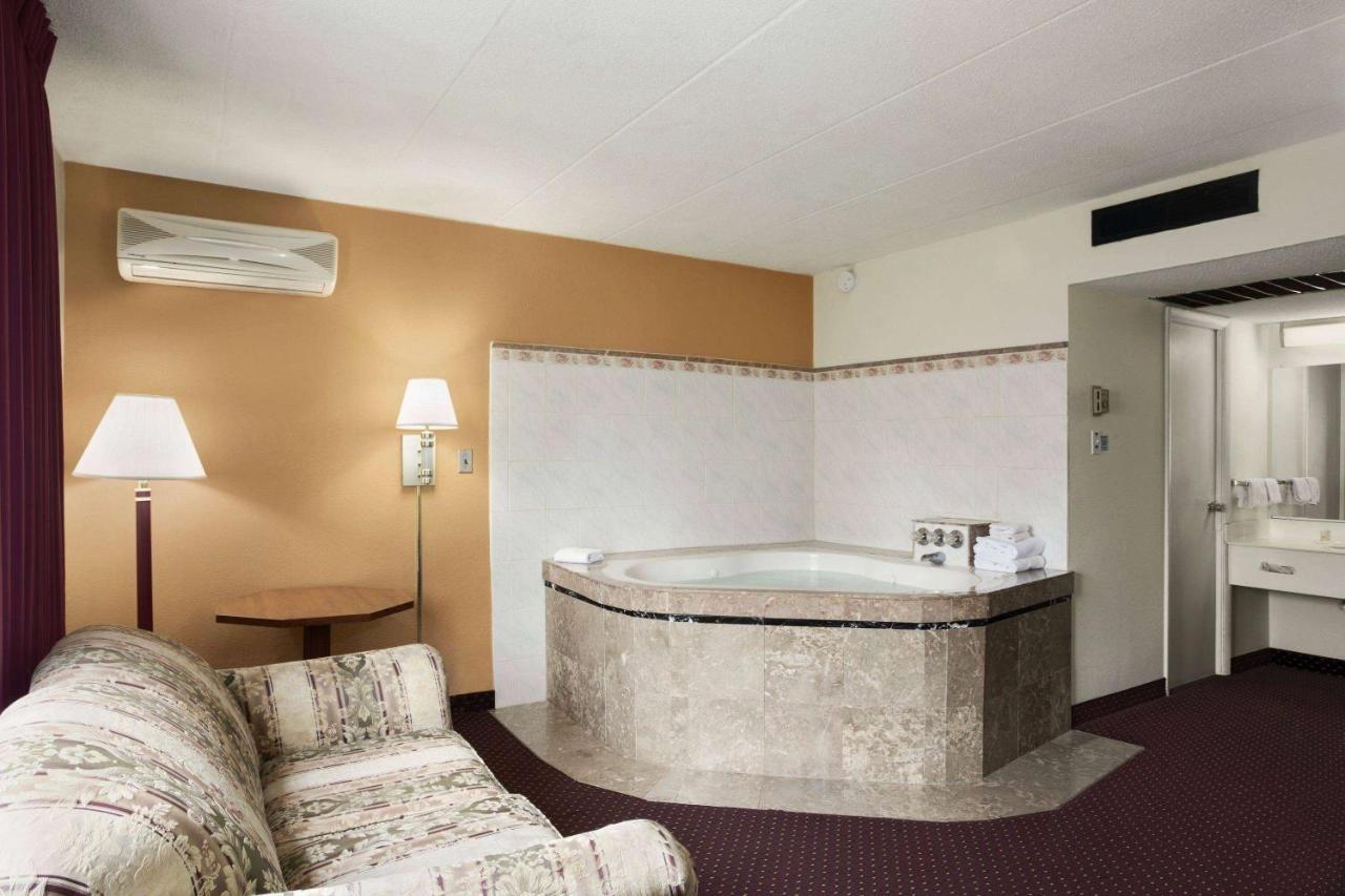 Hotel Ramadaby Wyndham Pittsburgh-New Stanton Esterno foto