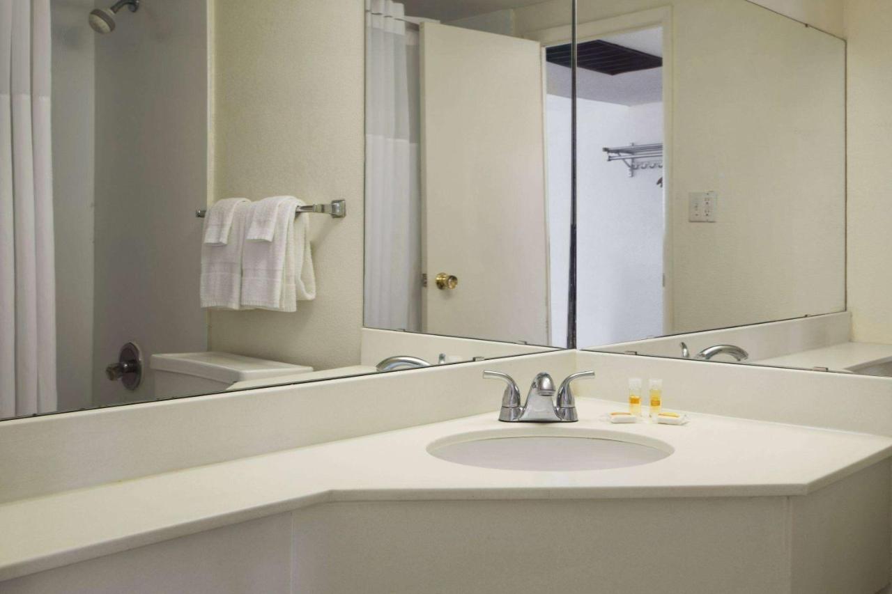 Hotel Ramadaby Wyndham Pittsburgh-New Stanton Esterno foto