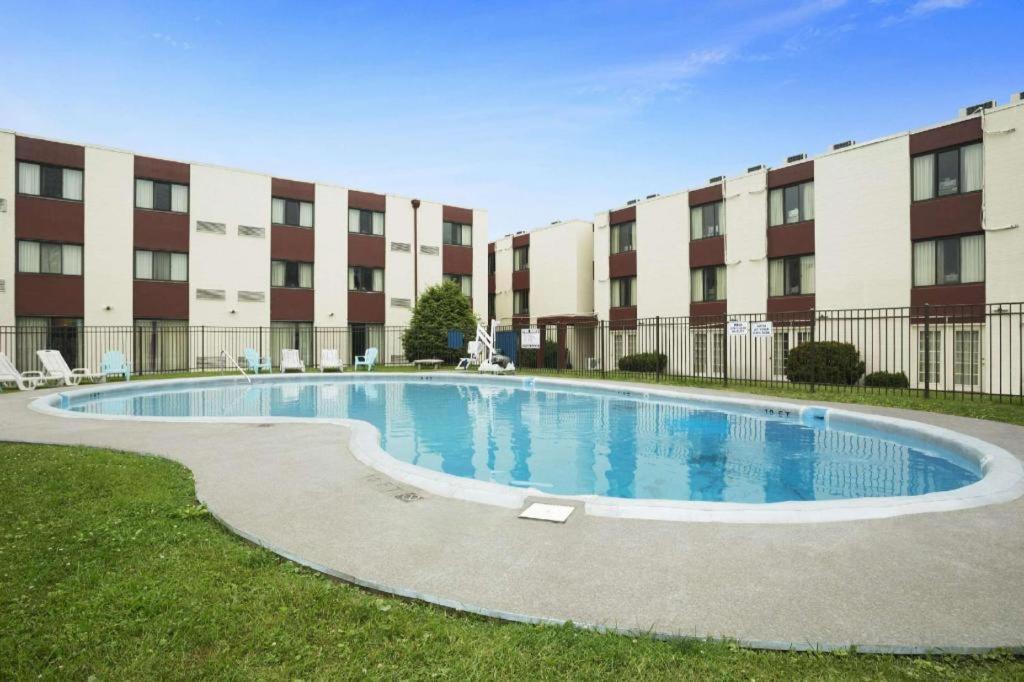 Hotel Ramadaby Wyndham Pittsburgh-New Stanton Esterno foto