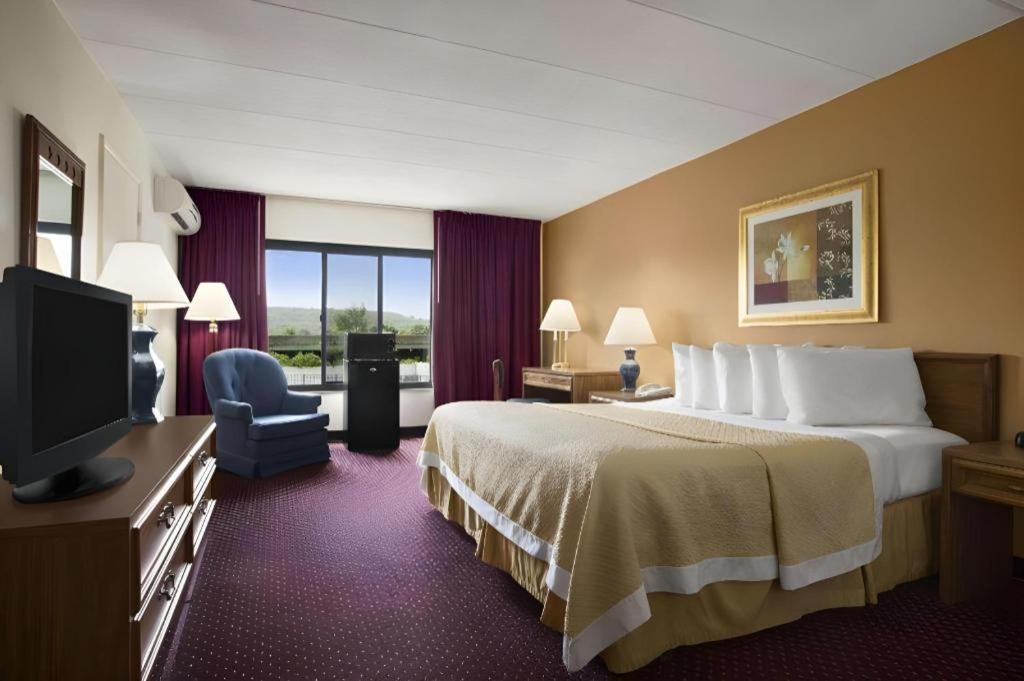 Hotel Ramadaby Wyndham Pittsburgh-New Stanton Esterno foto