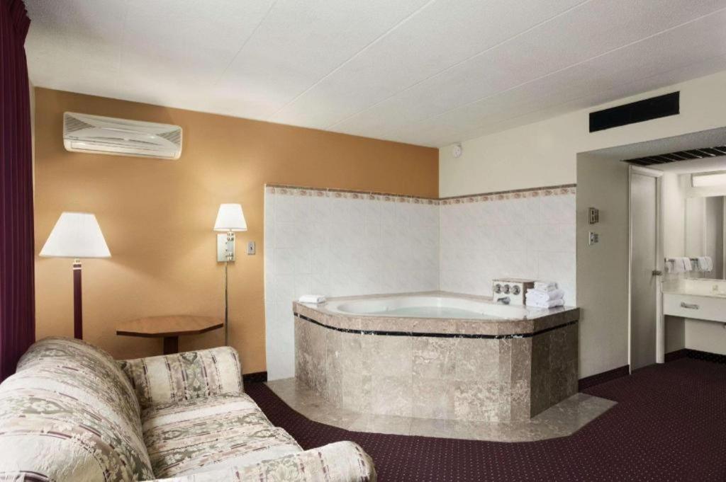 Hotel Ramadaby Wyndham Pittsburgh-New Stanton Esterno foto